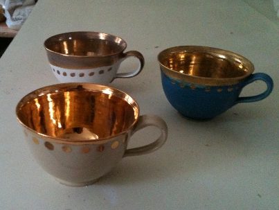 Tassen mit Kupfer und Farbe