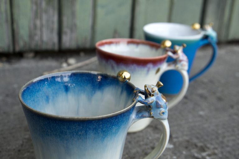 Einzigartige, handgetöpferte Tasse mit Märchenfrosch
